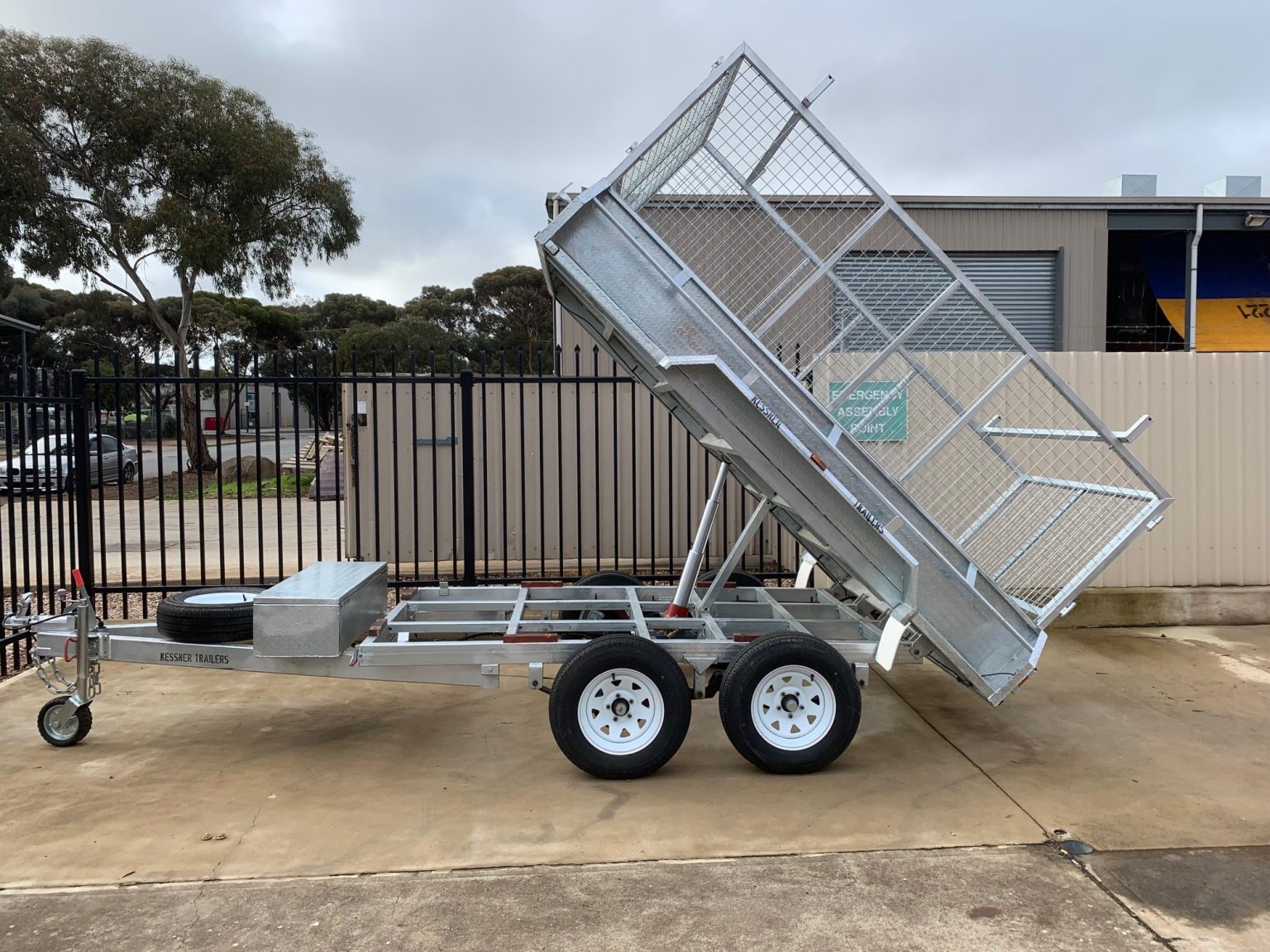 1999KGS - COMMERCIAL HYDRAULIC TIPPER WITH BRAKES + RAMPS + CAGE ...